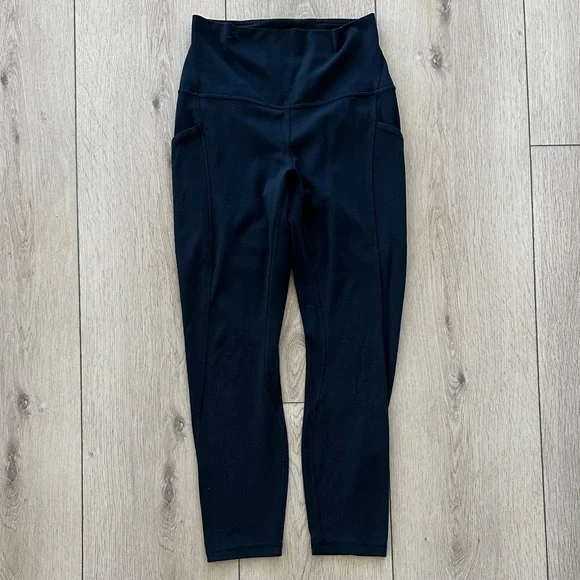 lululemon athletica Align High Rise Crop with Pockets 23" in Black, Size 6 - Picture 3 of 4